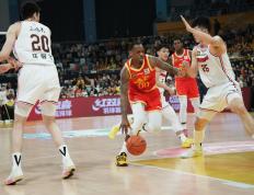 IM体育在线注册-广州男篮全队拼尽全力，成功晋级四强争夺