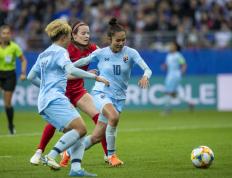 IM体育下载-科特迪瓦女足在比赛中展现出勇气