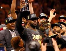 IM体育下载-篮球明星获得全场掌声，表现亮眼