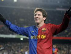 IM体育官方网-姆巴佩爆发，希腊强行终结突尼斯，当足球场上的神话与现实交织