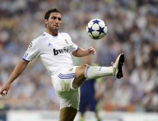 IM体育注册链接-绿茵场与赛车道的双重奏，拜仁斩落曼城之夜，门迪在F1赛道接管年度争冠