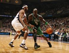 IM体育数据分析平台-紫金逆袭，东决关键战焦点战，湖人跨区击败黄蜂的战术启示