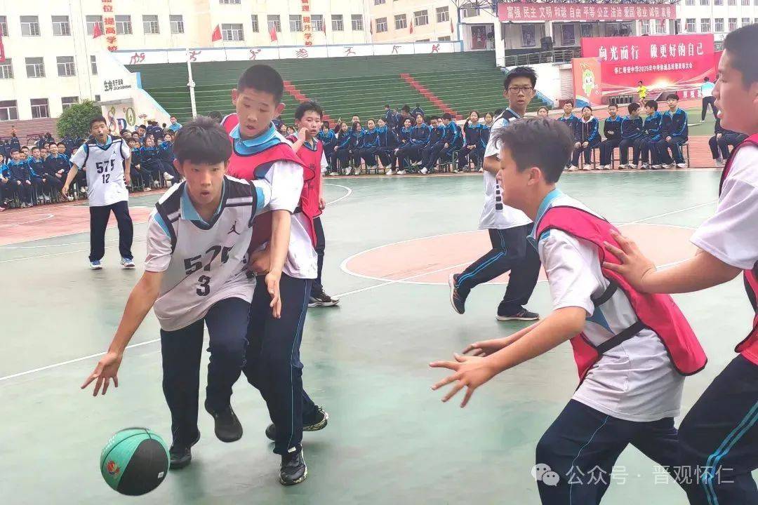 IM体育官方网站-关于热血激战,球员们挥洒汗水与激情的信息