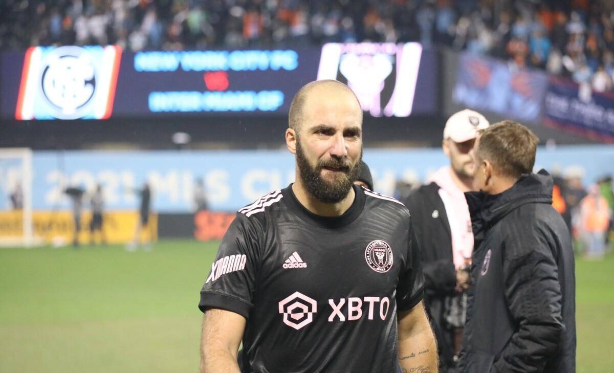 IM体育App下载-球星伊瓜因梅开二度，那不勒斯逆袭成功