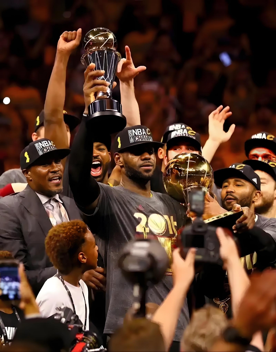 IM体育下载-篮球明星获得全场掌声,表现亮眼