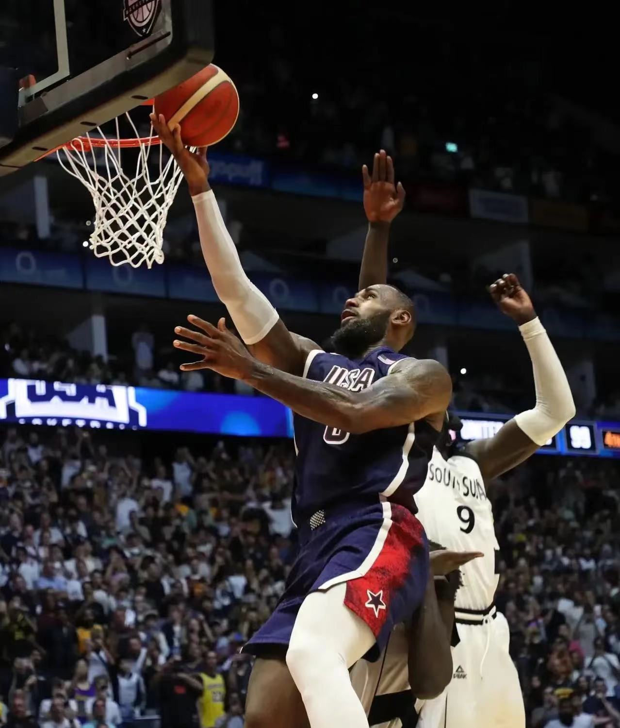 IM体育下载-篮球明星获得全场掌声,表现亮眼